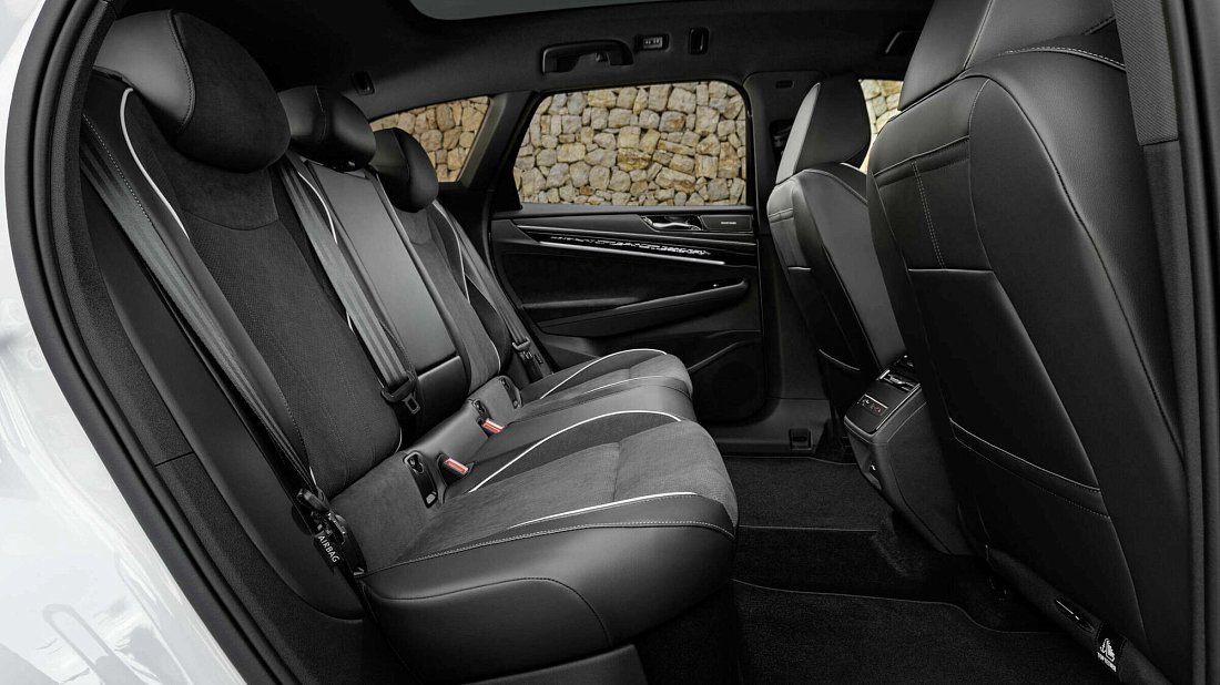 Volkswagen ID.7 Tourer GTX (2024-…) задние сиденья, пассажирские сиденья, пространство для ног, пространство над головой, интерьер