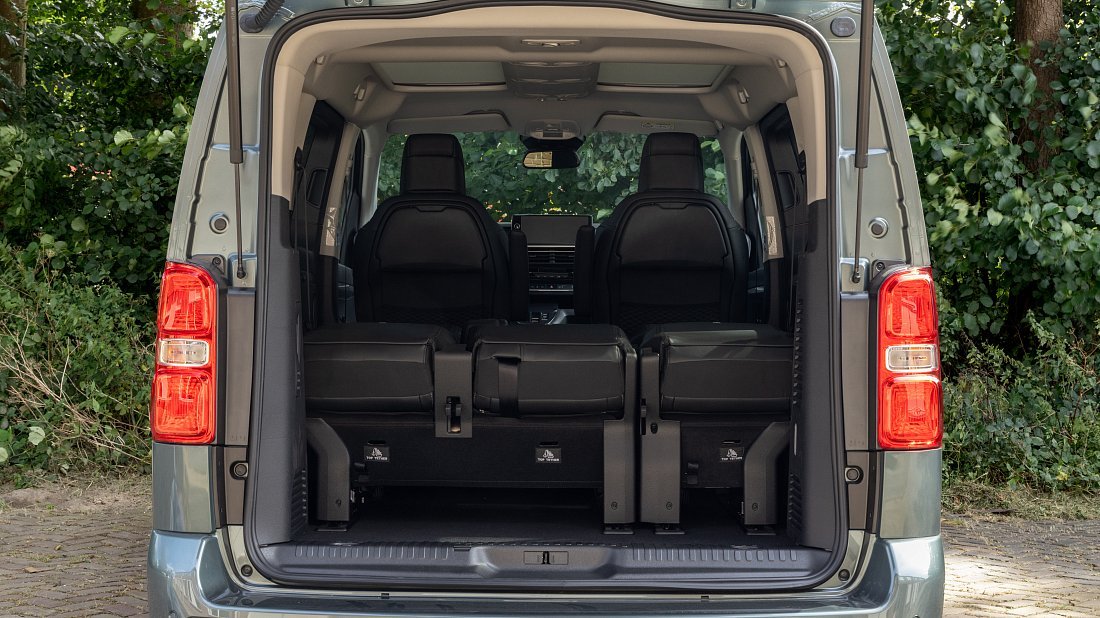 Toyota Proace Verso Electric L1 50 kWh (2024-...) багажник, увеличенный объем, сиденья сложены, максимальный объем, максимальный груз, максимальная вместимость, максимальное пространство для хранения