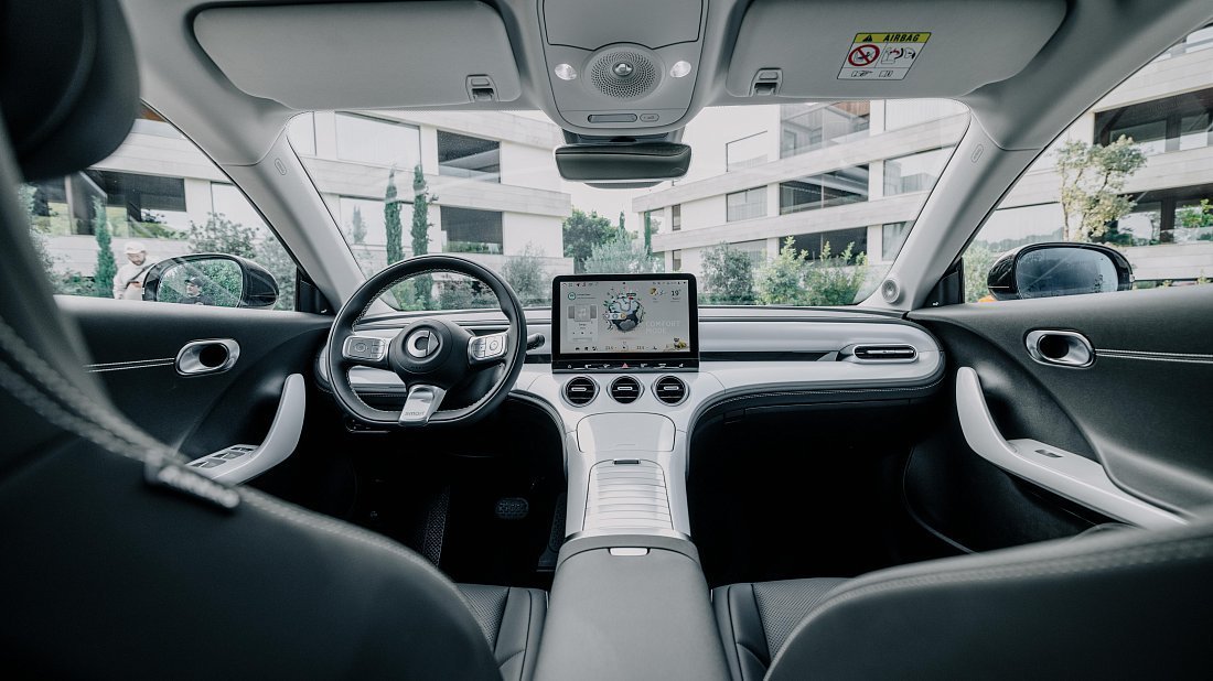 Smart #3 Premium (2024-…) интерьер, переднее сиденье, водительское сиденье, приборная панель, рулевое колесо, информационно-развлекательная система, кокпит