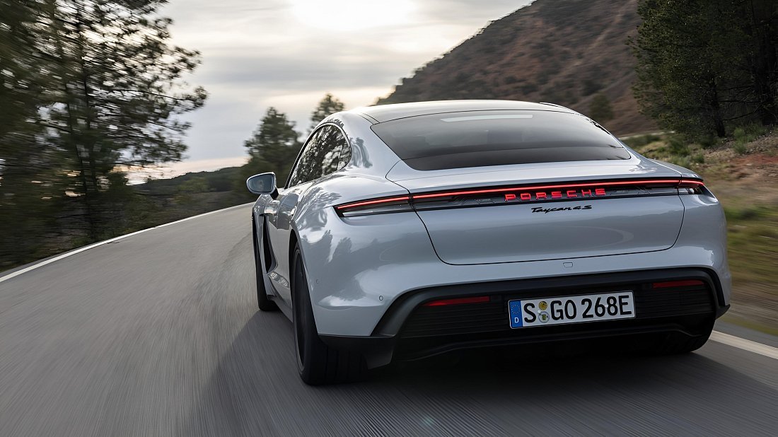 Porsche Taycan 4 (2024-…) вид сзади, задние фонари, багажник, спойлер, эмблема, бампер, экстерьер