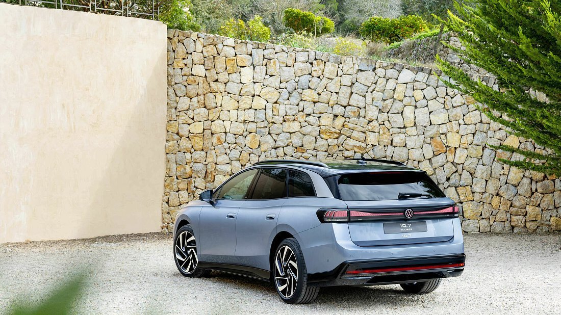 Volkswagen ID.7 Tourer Pro S (2024-…) задняя часть в три четверти, вид в три четверти, диагональ, экстерьер