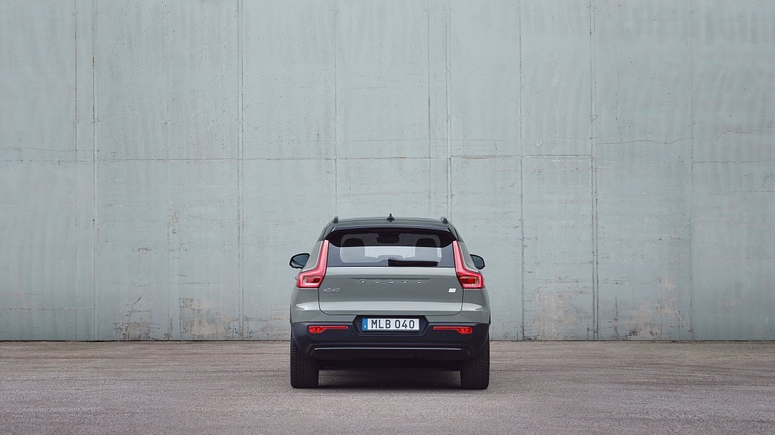Volvo XC40 Recharge (EX40) Pure Electric (2022) вид сзади, задние фонари, багажник, спойлер, эмблема, бампер, экстерьер