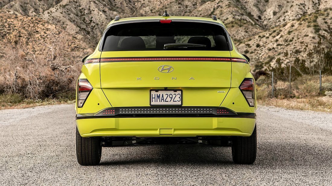 Hyundai Kona Electric Long Range (2023-…) вид сзади, задние фонари, багажник, спойлер, эмблема, бампер, экстерьер