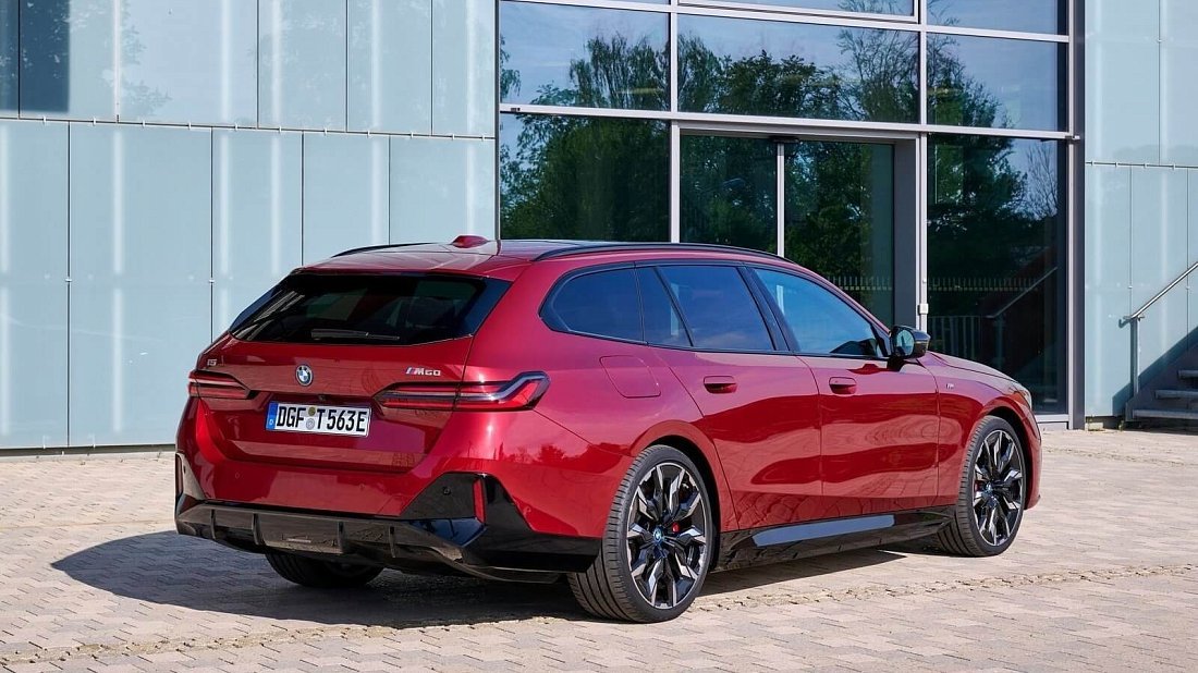 BMW i5 Touring M60 xDrive (2025-…) задняя часть в три четверти, вид в три четверти, диагональ, экстерьер
