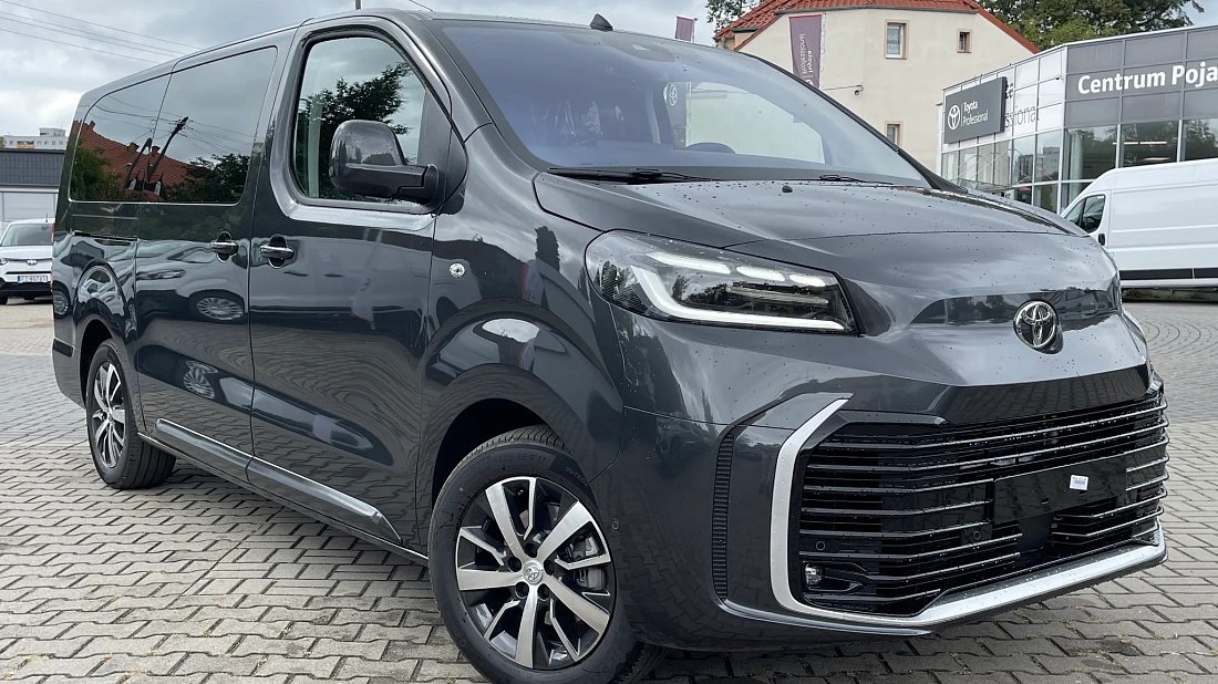 Toyota Proace Verso Electric L2 75 kWh (2024-...) вид спереди, спереди сбоку, по диагонали, экстерьер