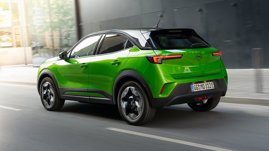 Фото Opel Mokka Electric 50 kWh (2023-...) задняя часть под углом