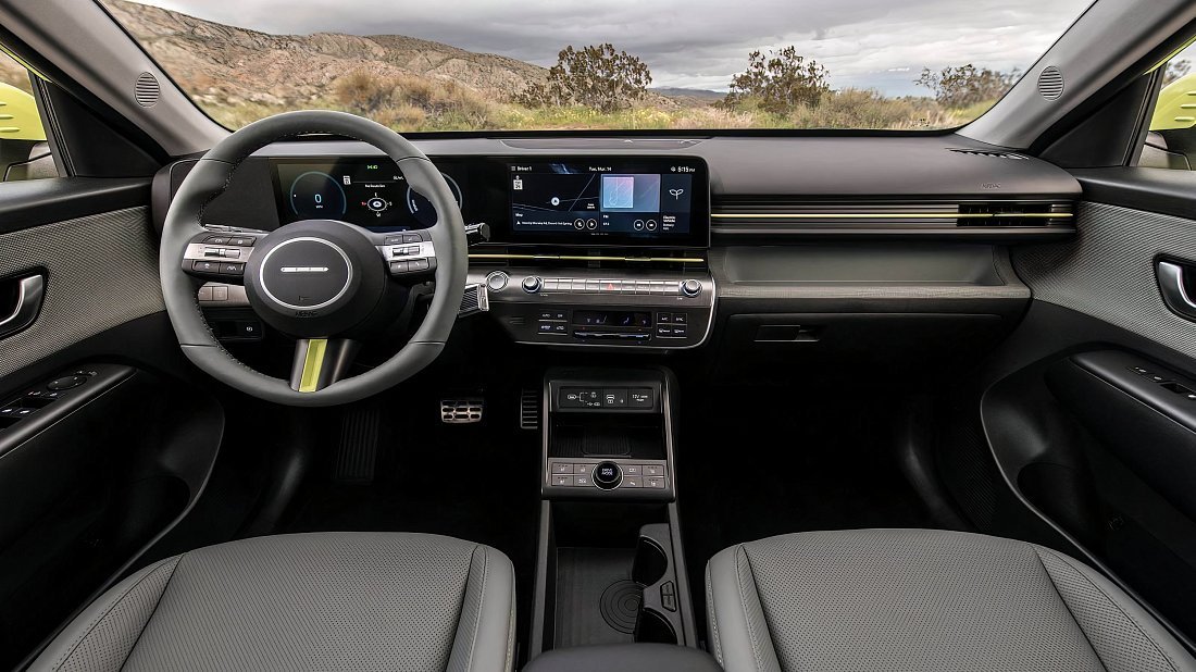 Hyundai Kona Electric Standard Range (2023-…) интерьер, переднее сиденье, водительское сиденье, приборная панель, рулевое колесо, информационно-развлекательная система, кокпит