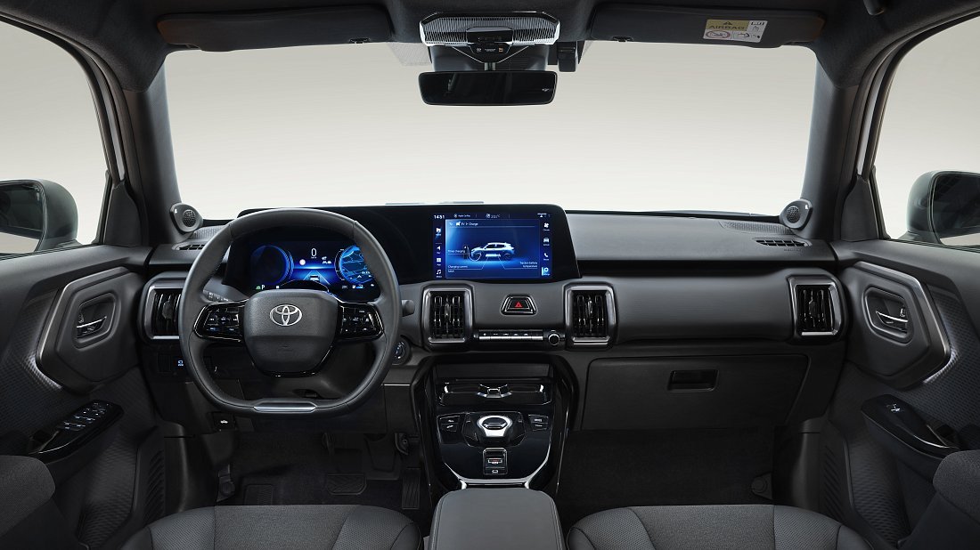 Toyota Urban Cruiser 61 kWh AWD (2025-…) интерьер, переднее сиденье, водительское сиденье, приборная панель, рулевое колесо, информационно-развлекательная система, кокпит