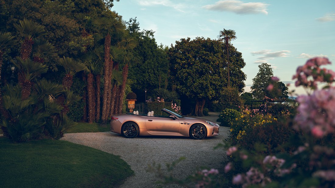 Maserati GranCabrio Folgore (2024-…) вид сбоку, силуэт, двери, колеса, экстерьер