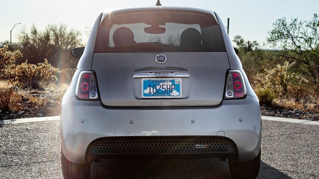 Fiat 500e Hatchback 24 kWh (2013-2019) вид сзади, задние фонари, багажник, спойлер, эмблема, бампер, экстерьер