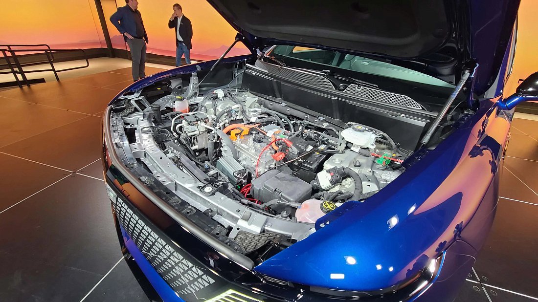 Cadillac Vistiq AWD (2025-…) передний багажник (frunk), под капотом, место для хранения, груз, вместимость, дополнительное пространство