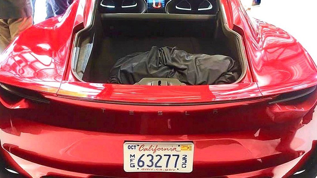 Tesla Roadster 2025 багажник, сиденья подняты, грузовое пространство, объем багажника, вместимость багажника, место для хранения
