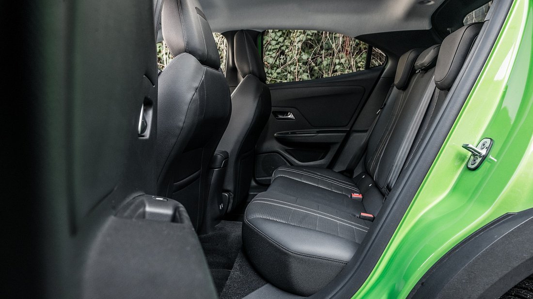 Фото Opel Mokka Electric 50 kWh (2023-...) задние и пассажирские сиденья