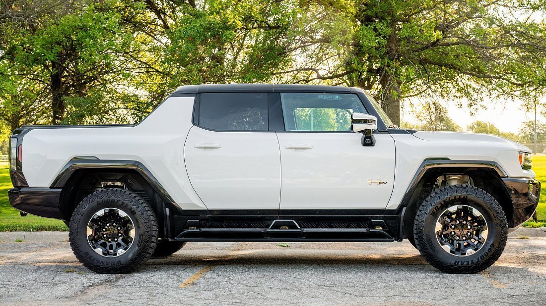 GMC Hummer EV Pickup 3X Standard Range (2023-…) вид сбоку, силуэт, двери, колеса, экстерьер