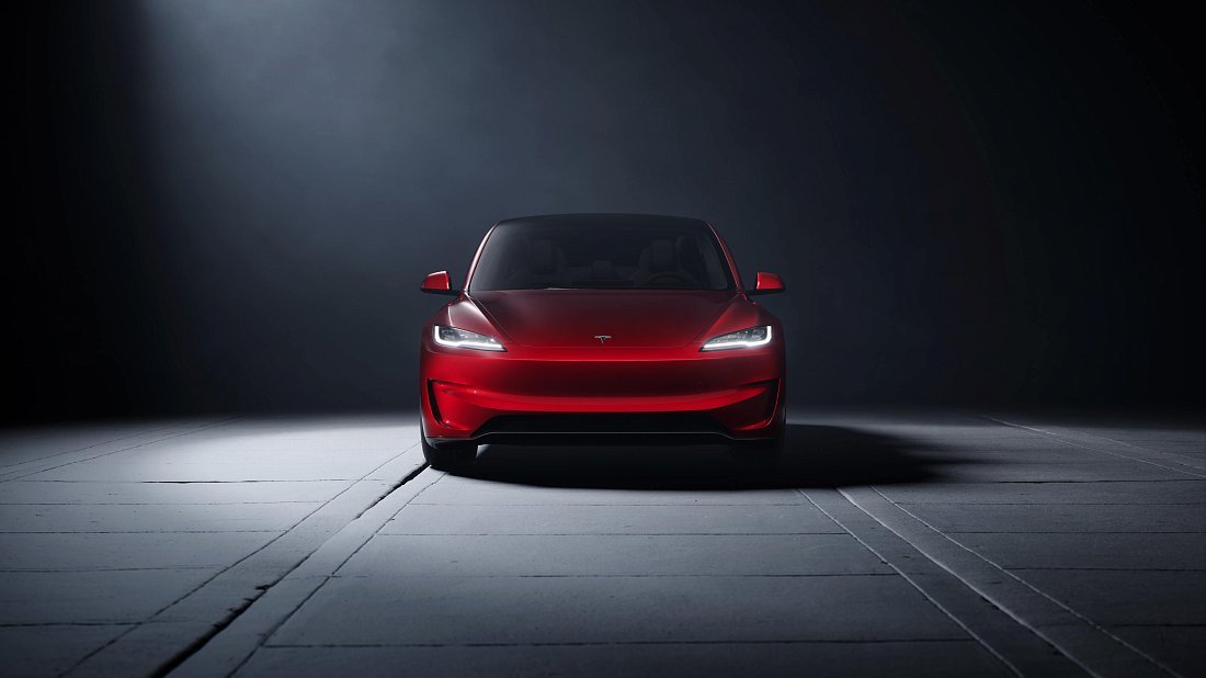 Фото Tesla Model 3 Performance (2024-…) вид спереди