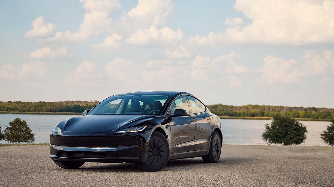 Фото Tesla Model 3 Standard RWD (2025-...) вид спереди, экстерьер