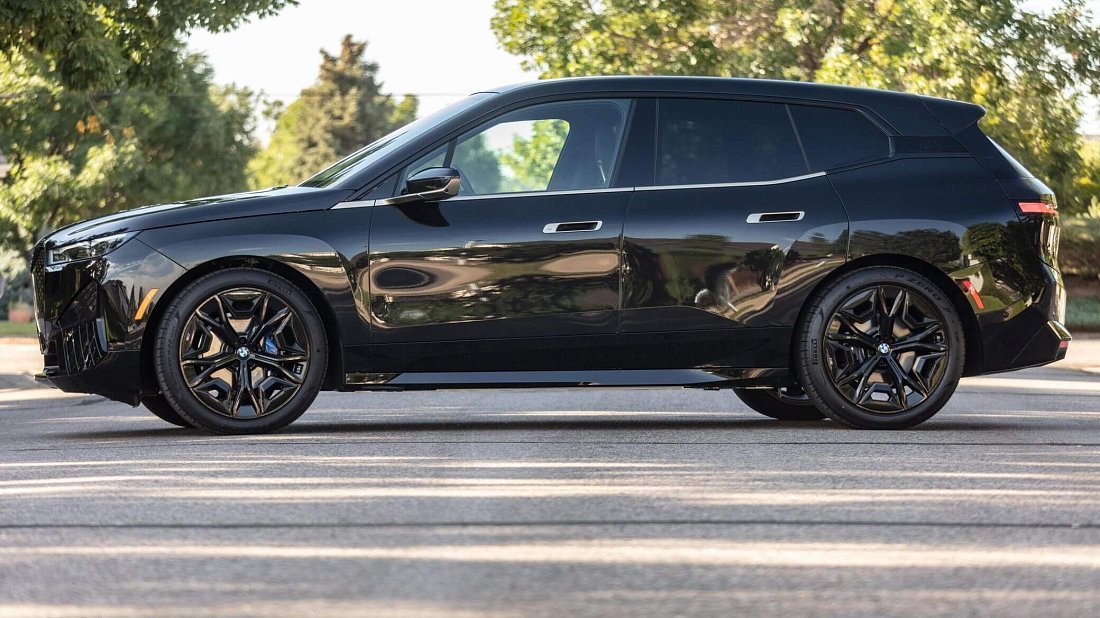 BMW iX M60 xDrive (2022-2025) вид сбоку, силуэт, двери, колеса, экстерьер