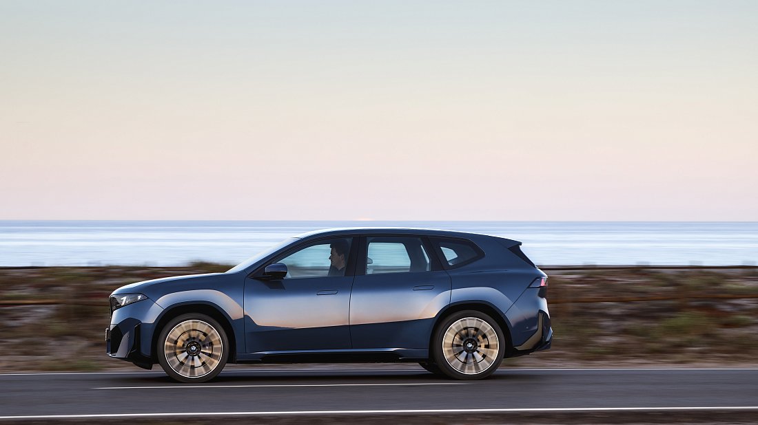 Фото BMW iX3 50 xDrive (2025-…) вид сбоку
