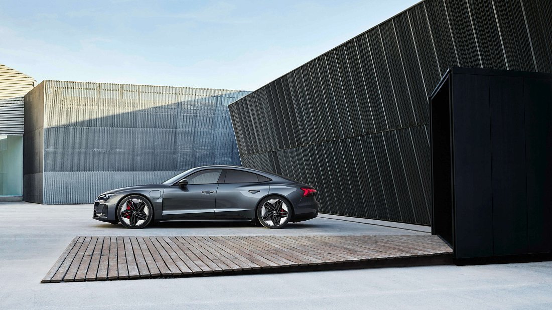 Audi e-tron GT RS (2021-2024) вид сбоку, силуэт, двери, колеса, экстерьер