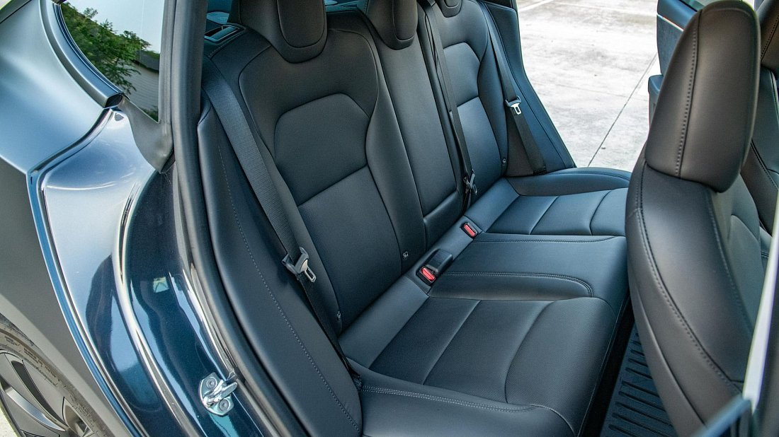 Фото Tesla Model 3 Standard RWD (2025-...) задние и пассажирские сиденья