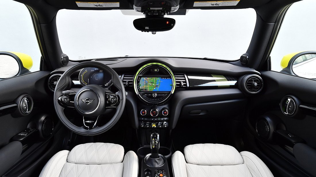 Mini Cooper SE (2020-2021) интерьер, переднее сиденье, водительское сиденье, приборная панель, рулевое колесо, информационно-развлекательная система, кокпит