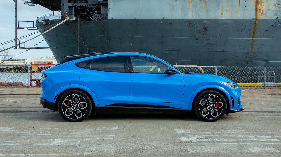 Ford Mustang Mach-E GT (2023-…) вид сбоку, силуэт, двери, колеса, экстерьер