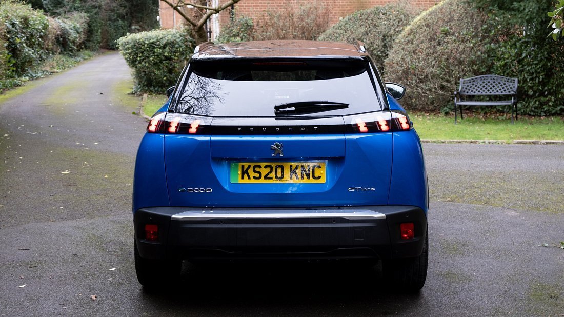 Peugeot e-2008 50 kWh (2020-2021) вид сзади, задние фонари, багажник, спойлер, эмблема, бампер, экстерьер