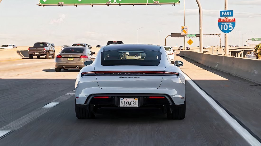 Porsche Taycan Turbo (2020-2024) вид сзади, задние фонари, багажник, спойлер, эмблема, бампер, экстерьер
