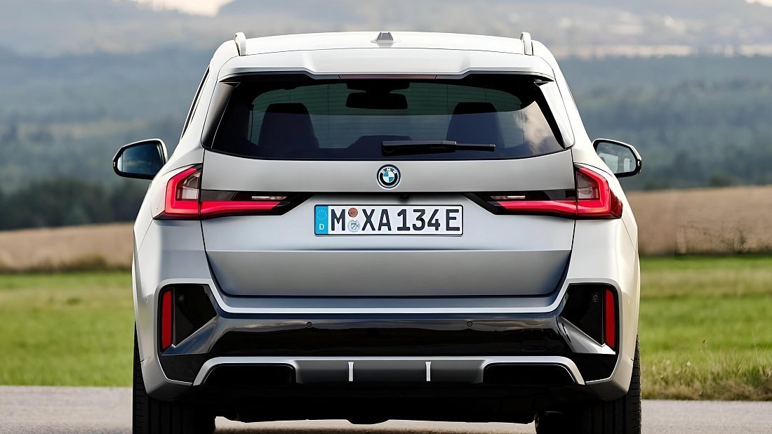 BMW iX1 eDrive20 (2023-…) вид сзади, задние фонари, багажник, спойлер, эмблема, бампер, экстерьер