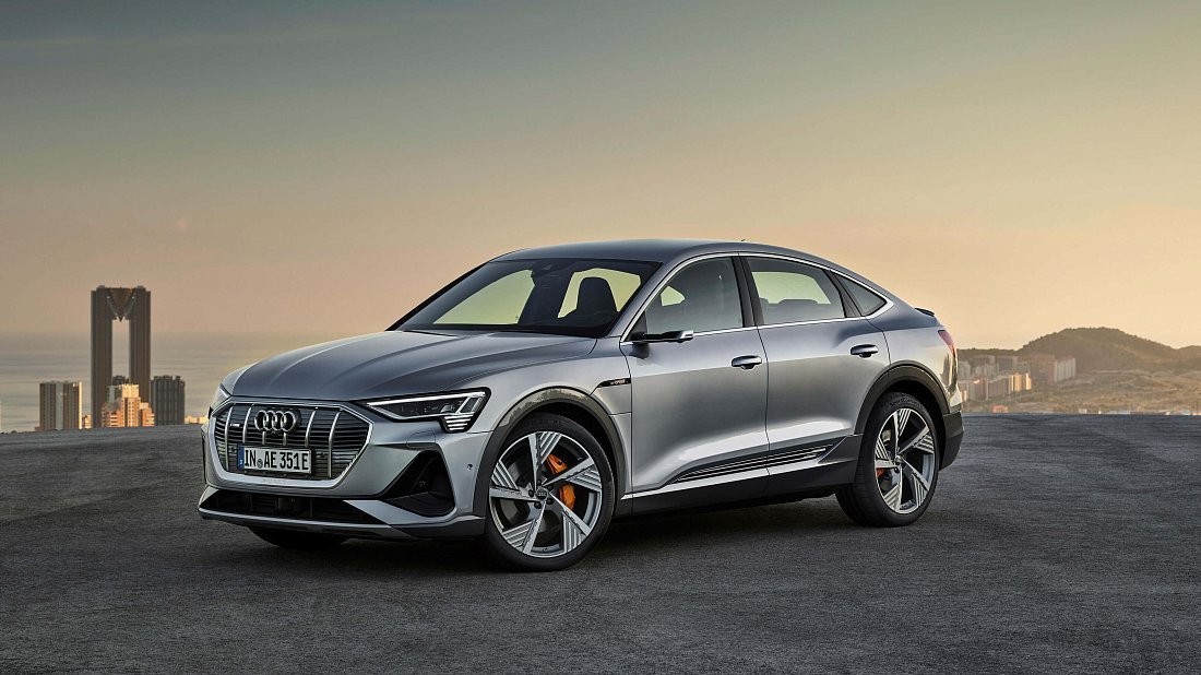 Audi e-tron Sportback 55 quattro (2020-2022) вид спереди, спереди сбоку, по диагонали, экстерьер