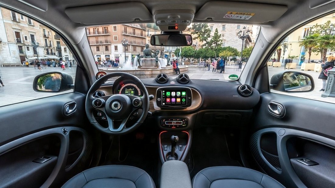Smart EQ fortwo coupe (2020-2023) интерьер, переднее сиденье, водительское сиденье, приборная панель, рулевое колесо, информационно-развлекательная система, кокпит