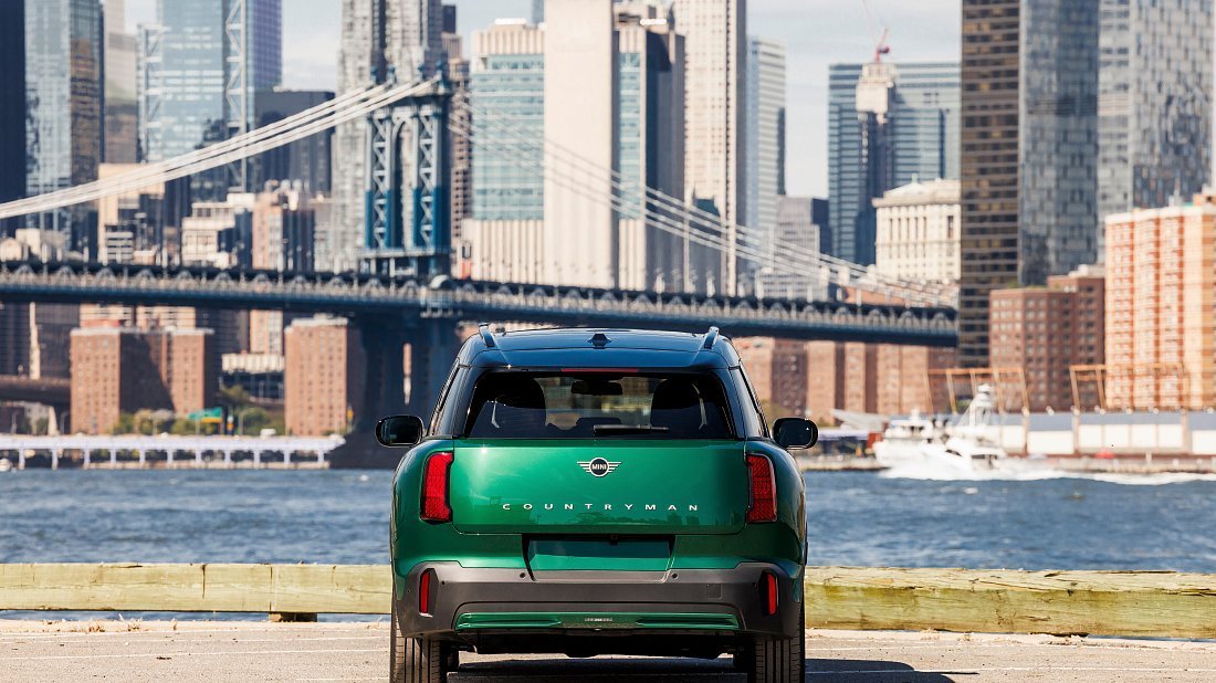 Mini Countryman SE ALL4 (2024-…) вид сзади, задние фонари, багажник, спойлер, эмблема, бампер, экстерьер