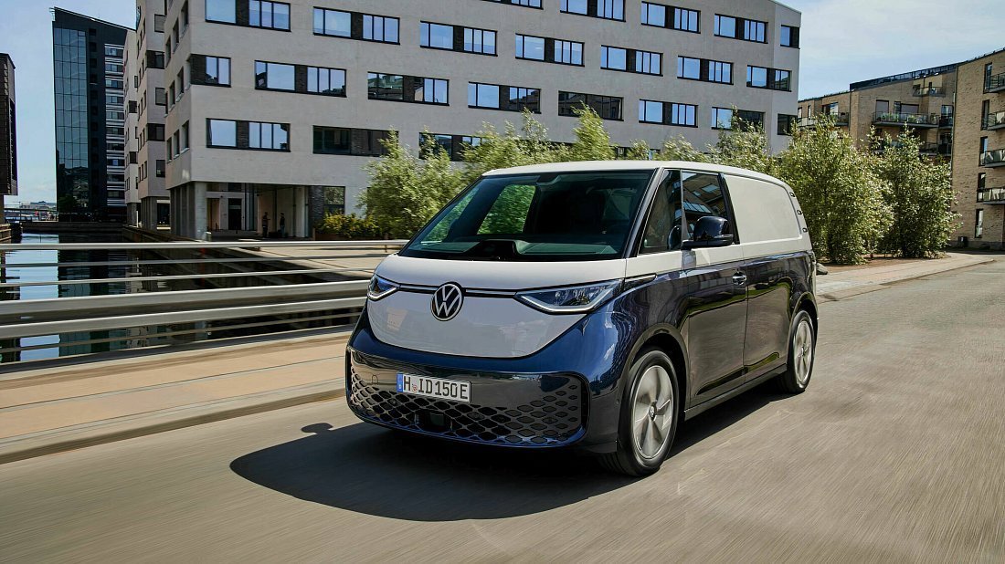 Volkswagen ID.Buzz Cargo Pro 4MOTION (2024-…) вид спереди, спереди сбоку, по диагонали, экстерьер