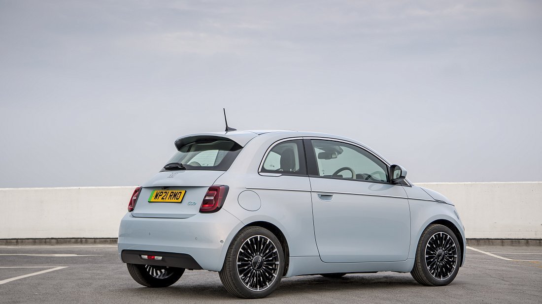 Fiat 500e 3+1 42 kWh (2020-…) задняя часть в три четверти, вид в три четверти, диагональ, экстерьер
