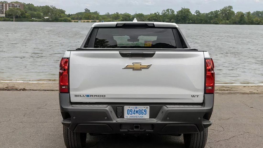 Фото Chevrolet Silverado EV Work Truck Extended Range (2024-…) вид сзади, задние фонари
