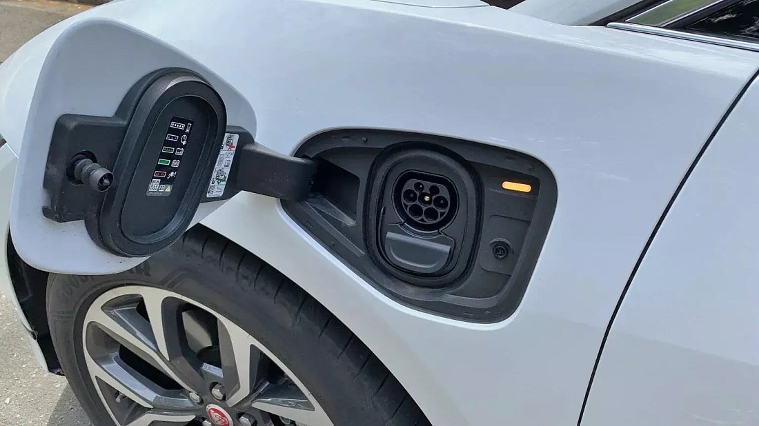 Фото Jaguar I-Pace EV400 (2020-2024) порт для зарядки (Европа)