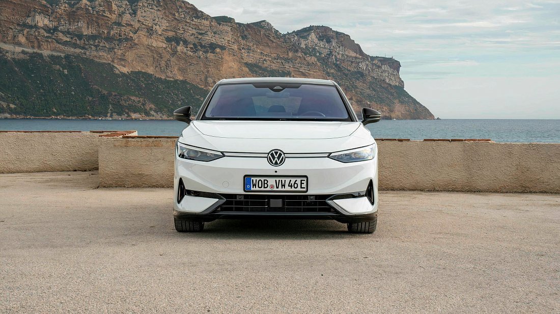 Фото Volkswagen ID.7 Pro (2023-…) вид спереди