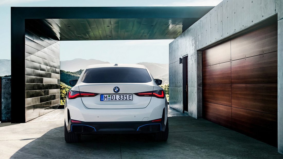 BMW i4 eDrive35 (2022-2024) вид сзади, задние фонари, багажник, спойлер, эмблема, бампер, экстерьер