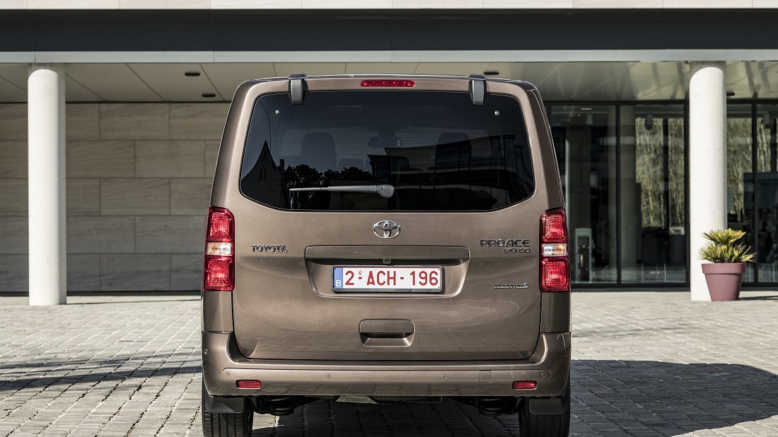 Toyota Proace Verso Electric L 75 kWh (2021-2024) вид сзади, задние фонари, багажник, спойлер, эмблема, бампер, экстерьер