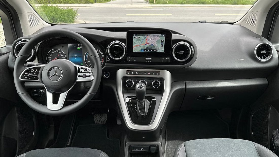 Mercedes EQT 200 Standard (2023-…) интерьер, переднее сиденье, водительское сиденье, приборная панель, рулевое колесо, информационно-развлекательная система, кокпит