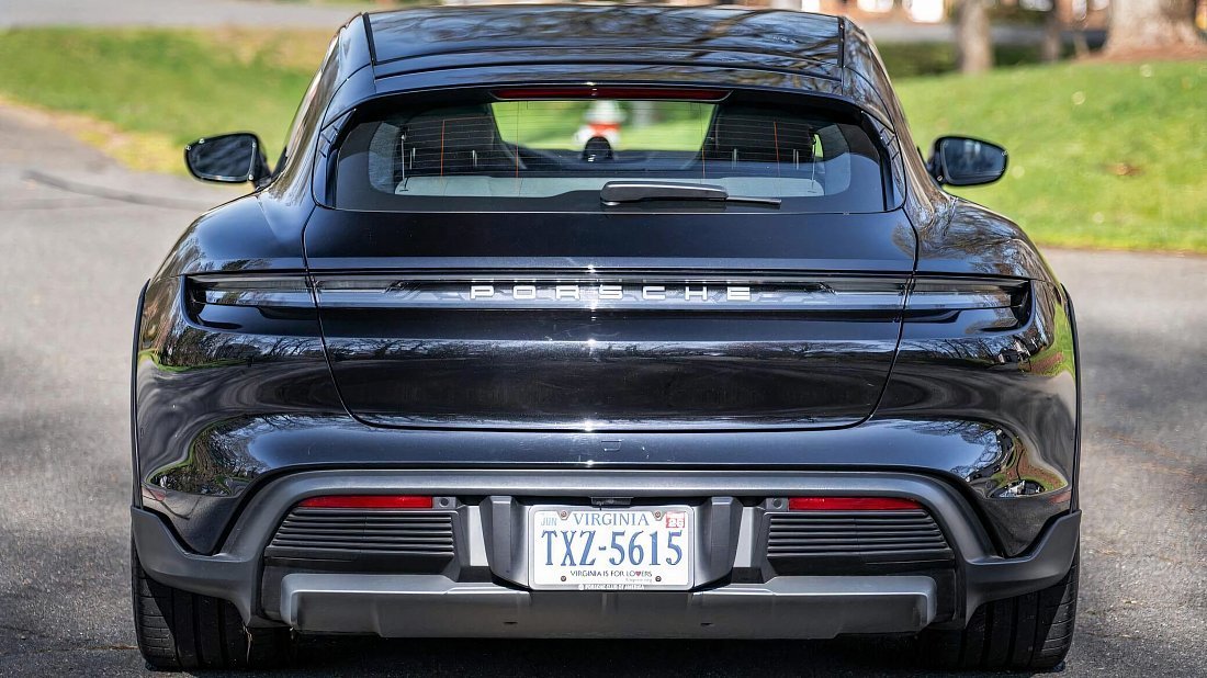 Porsche Taycan Turbo Cross Turismo (2021-2024) вид сзади, задние фонари, багажник, спойлер, эмблема, бампер, экстерьер