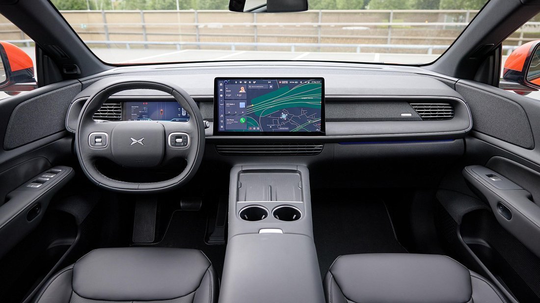 XPENG G6 AWD Performance (2024-...) интерьер, переднее сиденье, водительское сиденье, приборная панель, рулевое колесо, информационно-развлекательная система, кокпит