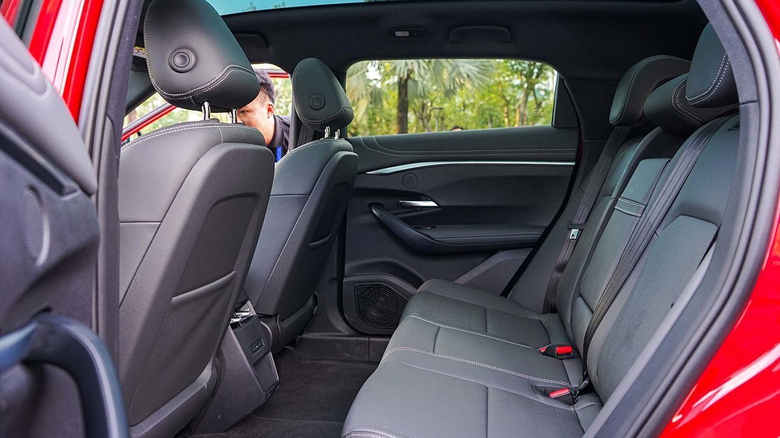 VinFast VF 7 Plus (2024-…) задние сиденья, пассажирские сиденья, пространство для ног, пространство над головой, интерьер