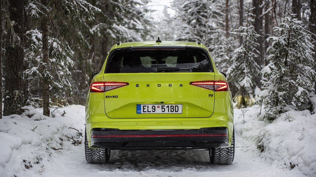 Škoda Enyaq RS (2023-2025) вид сзади, задние фонари, багажник, спойлер, эмблема, бампер, экстерьер