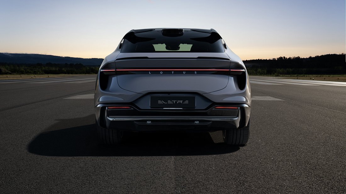 Lotus Eletre R (900 Sport/Sport Carbon) (2023-…) вид сзади, задние фонари, багажник, спойлер, эмблема, бампер, экстерьер