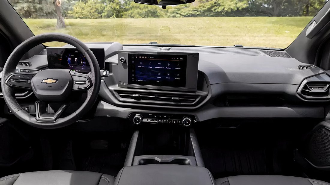 Chevrolet Silverado EV Work Truck Standard Range (2025-…) интерьер, переднее сиденье, водительское сиденье, приборная панель, рулевое колесо, информационно-развлекательная система, кокпит
