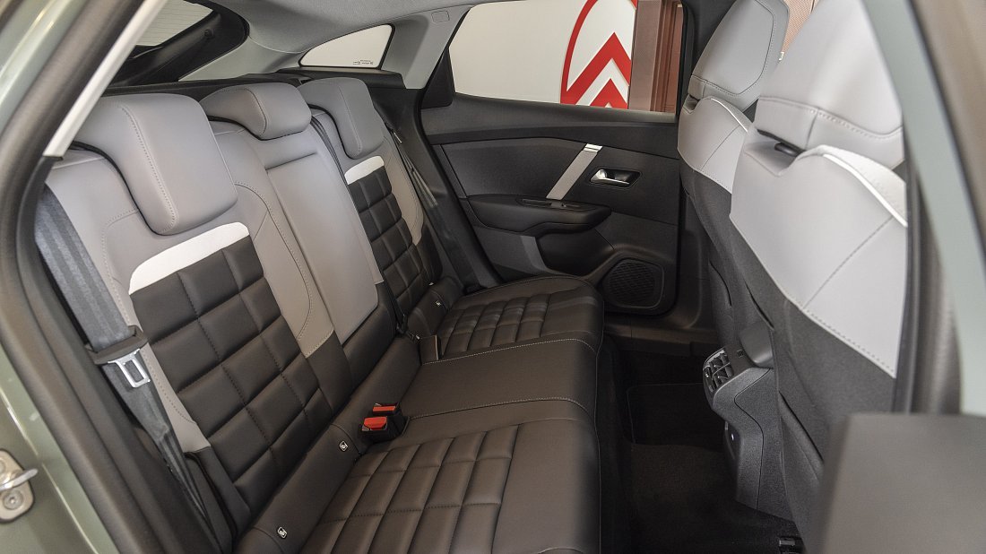 Citroën e-C4 54 kWh (2024-…) задние сиденья, пассажирские сиденья, пространство для ног, пространство над головой, интерьер