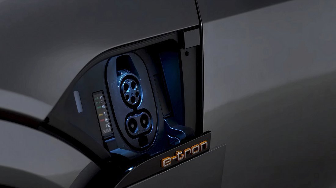 Фото Audi Q8 e-tron 55 quattro (2022-…) порт для зарядки (США)