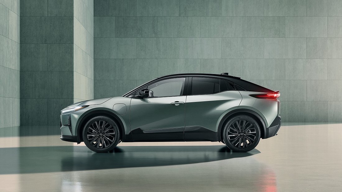 Toyota C-HR+ 57.7 kWh FWD (2025-…) вид сбоку, силуэт, двери, колеса, экстерьер