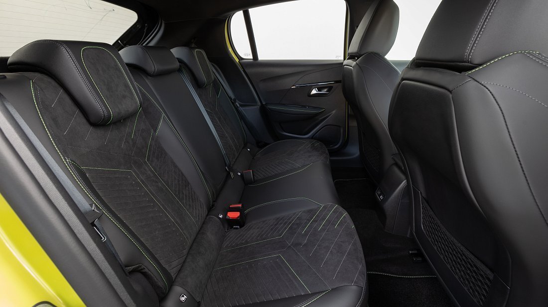 Peugeot e-208 51 kWh (2023-…) задние сиденья, пассажирские сиденья, пространство для ног, пространство над головой, интерьер